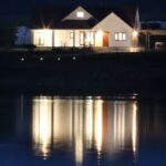 岩手県滝沢市に完成した家の夜の佇まいの画像