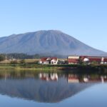 朝6時：水鏡に映る岩手山とウォーターフロントの家 (1)の画像