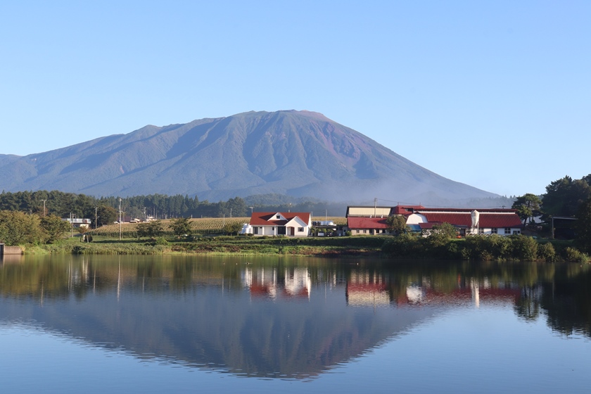 朝6時：水鏡に映る岩手山とウォーターフロントの家 (1)の画像