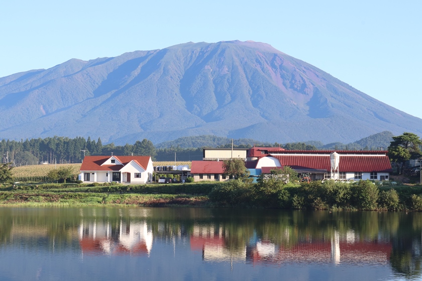 朝6時：水鏡に映る岩手山とウォーターフロントの家の画像