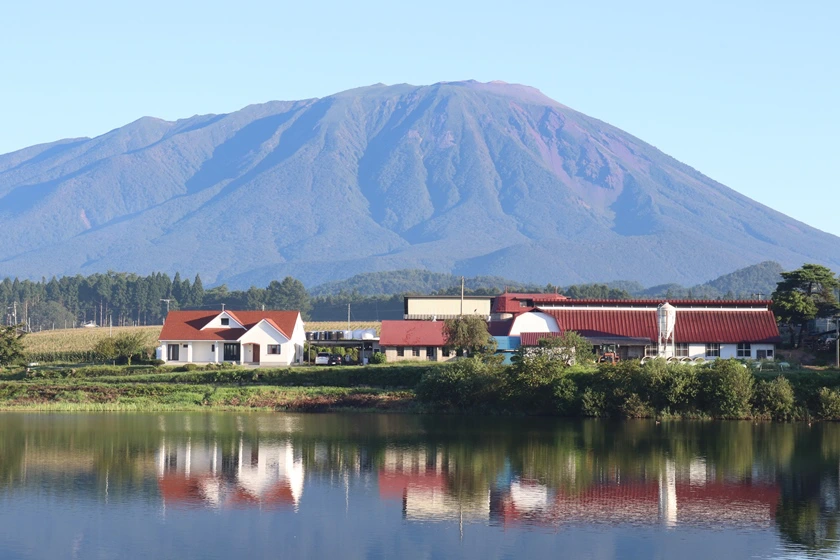 朝6時:水鏡に映る岩手山とウォーターフロントの家の画像