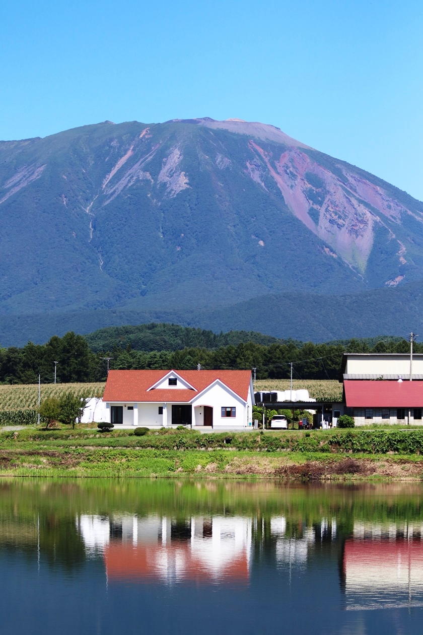 岩手山と水鏡に映る家 (1)の画像