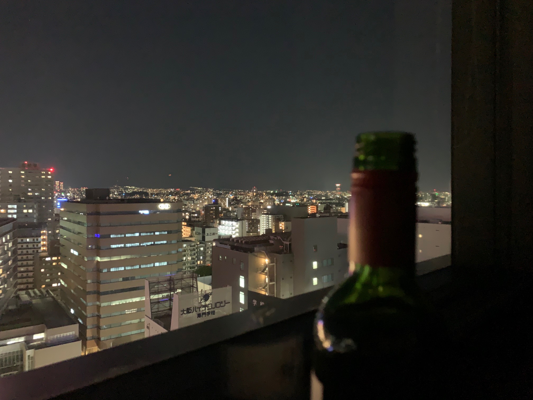 ピクチャーウィンドウから夜景の画像