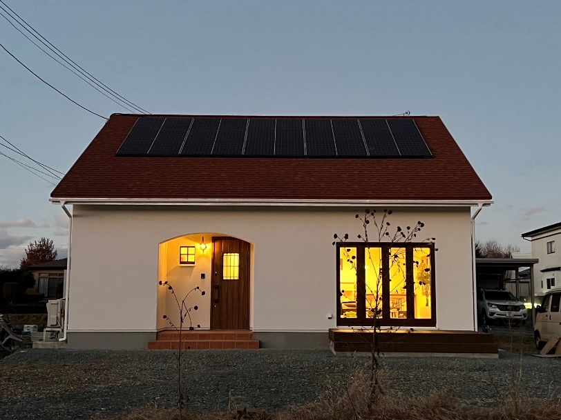 太陽光発電のある家の画像