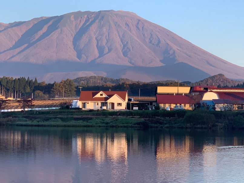 岩手山とウォーターフロントの家の画像