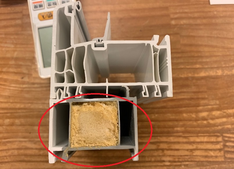 サッシ下に装着する下駄部材の画像