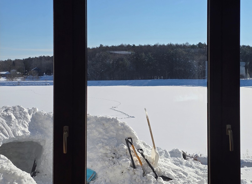 窓越しの雪景色の画像
