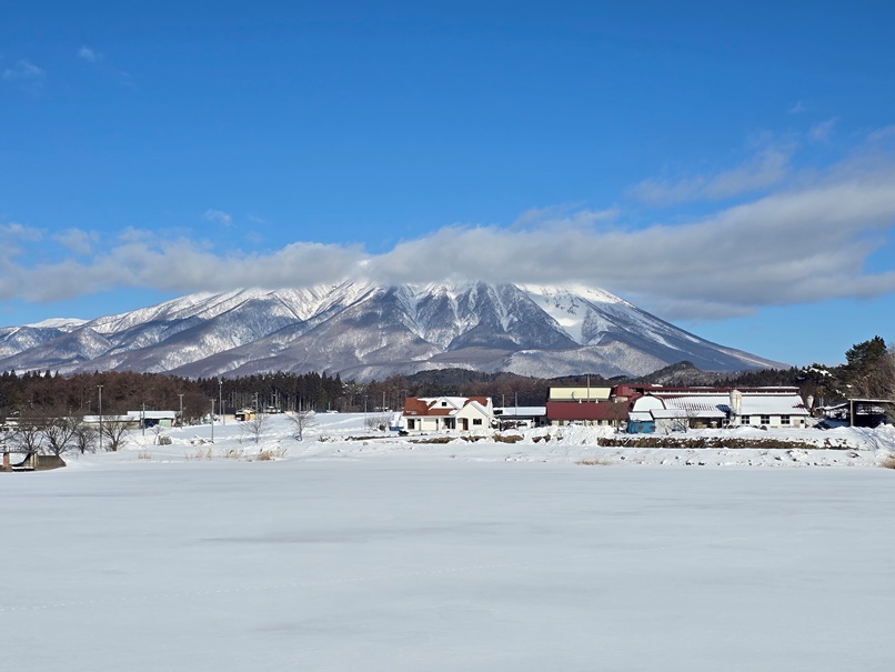 今日のアイスフロントの家と岩手山の画像
