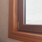アメリカの家的な窓枠とケーシングの画像