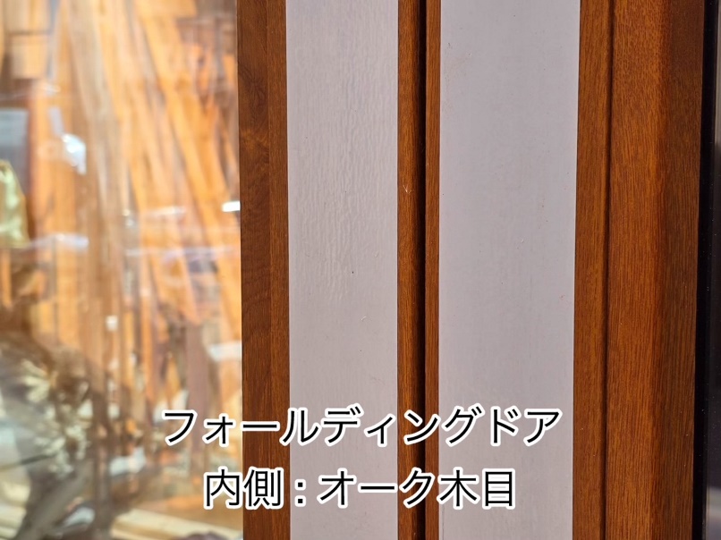 オーク材で作られた木製サッシのような樹脂サッシの画像