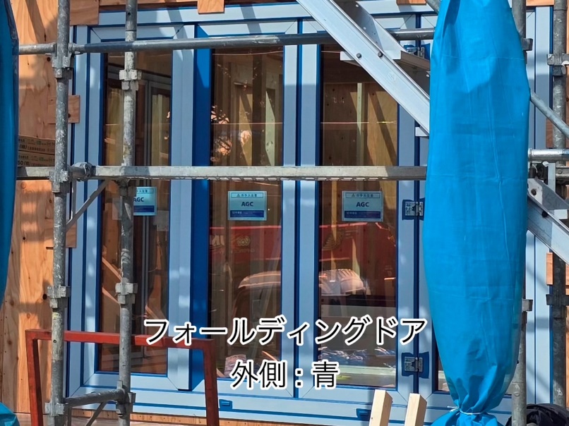 木製サッシのような青い窓枠の画像