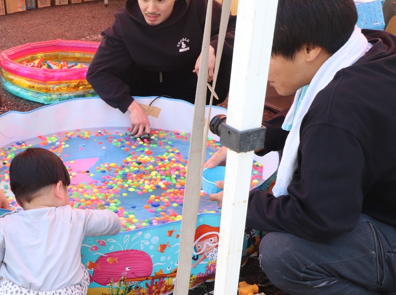 小さなお子様に人気のスーパーボールすくいの画像