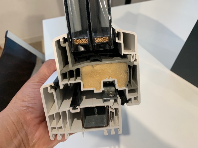 ドイツのドレーキップ窓樹脂サッシ枠断面の画像