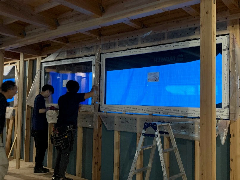 2階窓ガラス取付終え全窓取付完了!の画像