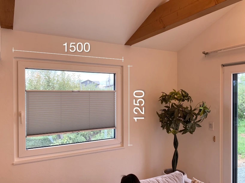 トリプルガラスの大きなドレーキップ窓と専用カーテン＆スクリーン