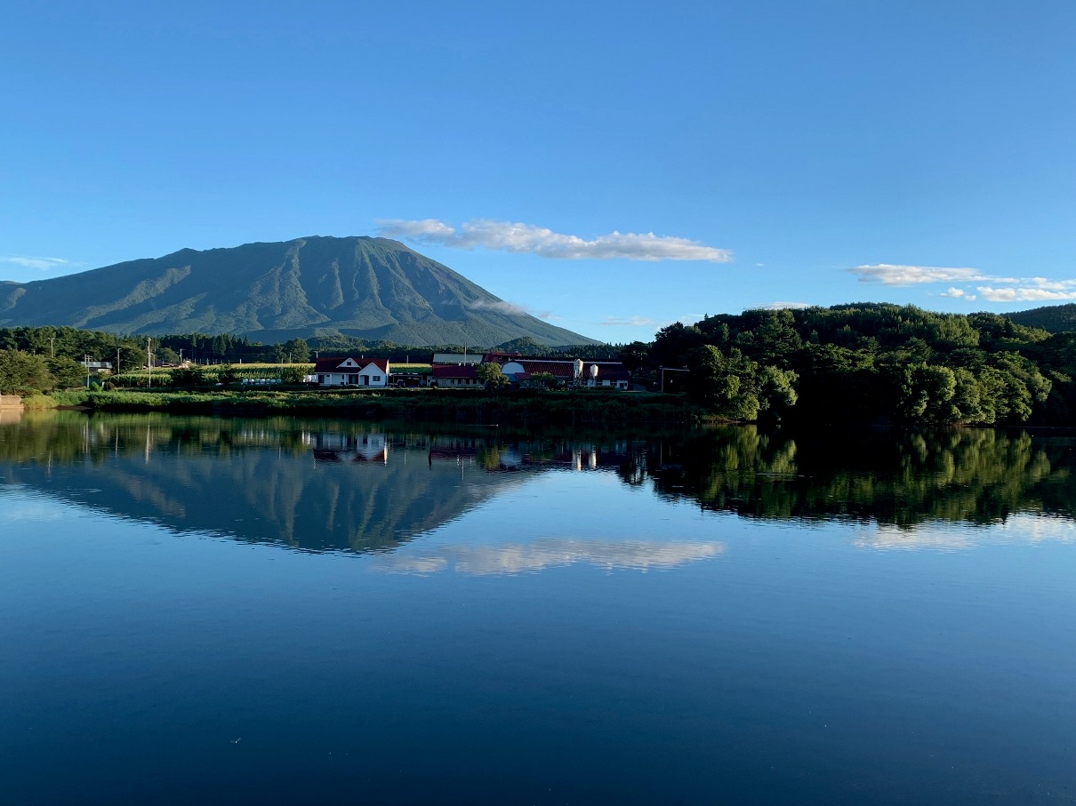 青空に浮く岩手山とウォーターフロントの家の画像