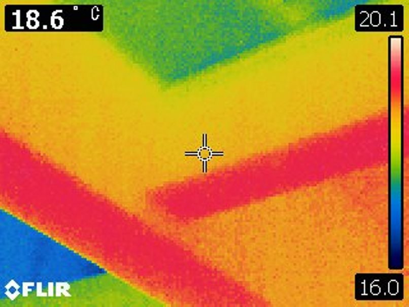 床からの輻射熱で暖かい天井の梁+0.7℃の画像