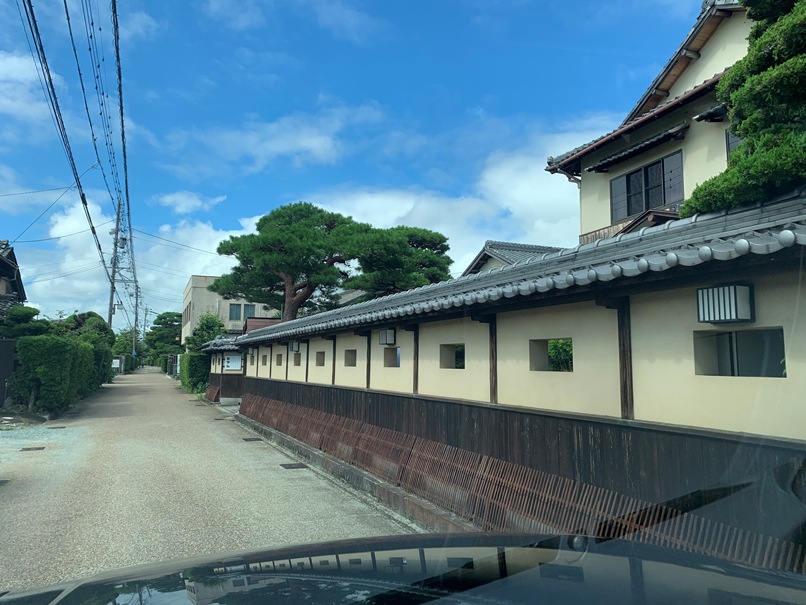 殿町かいわい。城下町の面影を残す街並みが今も生活道路として使われているの画像