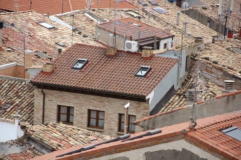 南欧の家の屋根瓦 (2)