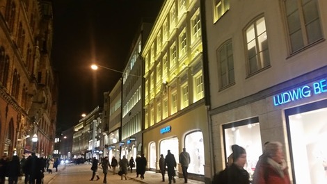 北欧の夜の窓辺の画像