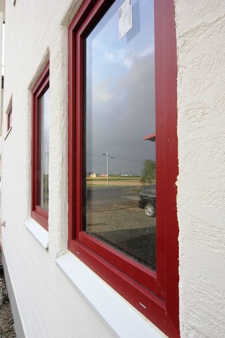 北欧の赤い窓の家