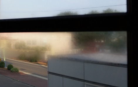 夏に家の窓結露の画像