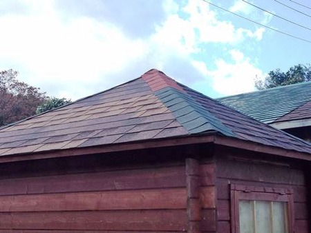 端材屋根の小屋