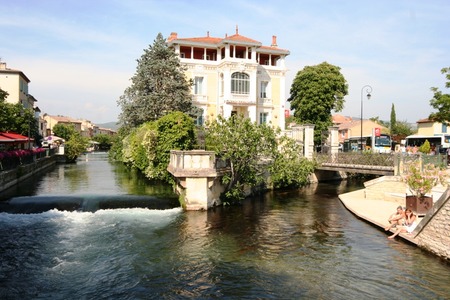 川辺の町の画像