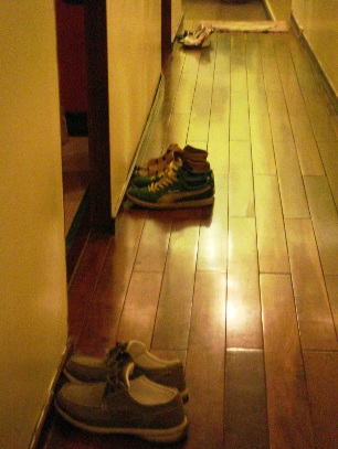 前向きな靴たちの画像