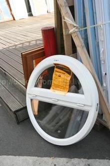 丸い開閉窓の画像
