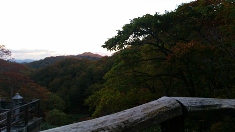 夕のお山の露天風呂の画像