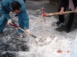 砕氷作業の画像