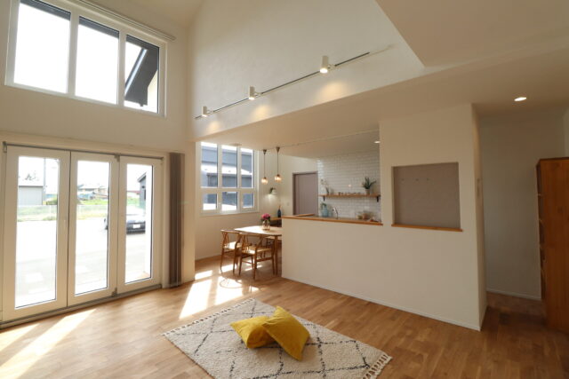 吹き抜けのあるLDK|岩手県で高断熱新築一戸建てを考えるなら大共ホーム
の画像