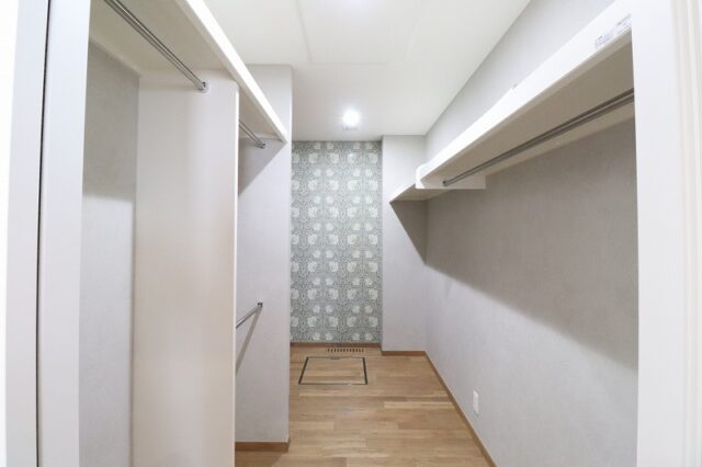 左右にハンガーパイプを設けた3畳前後でも参考になるウォークインクローゼット｜盛岡市で高断熱高気密注文住宅を考えるなら大共ホームの画像