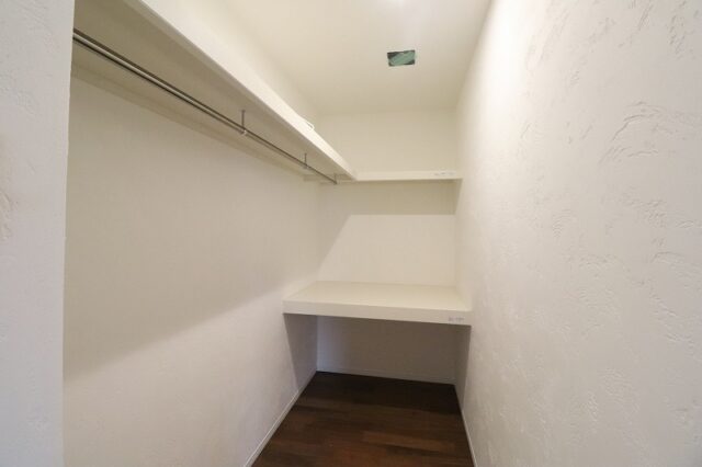 ハンガーパイプと中段棚を組み合わせたウォークインクローゼットの収納例｜盛岡市で高断熱高気密新築一戸建てを考えるなら大共ホームの画像