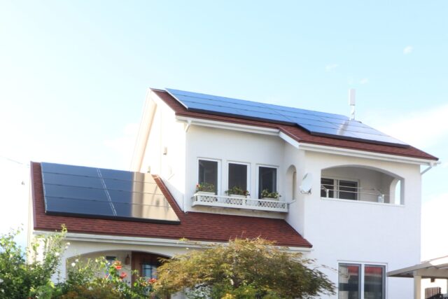 太陽光のパネルのある大屋根の家｜盛岡市で高断熱新築一戸建てを考えるなら大共ホームの画像