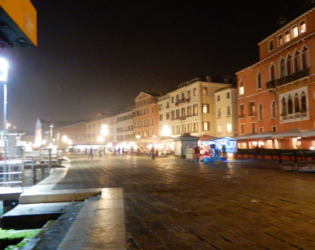 ベネチアの夜の街並み