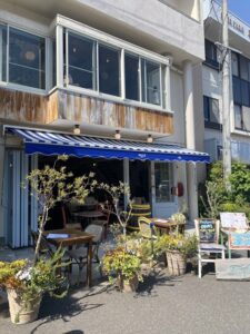 宮城県の松島にあるイタリアンレストラン。海の幸を使用したシーフードピザ等が人気で、海を連想させる青色のオープンな外観が素敵なお店。|岩手県で自然素材にこだわった注文住宅を建てるなら大共ホームの画像