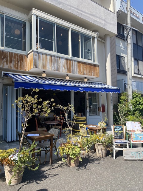 宮城県の松島にあるイタリアンレストラン。海の幸を使用したシーフードピザ等が人気で、海を連想させる青色のオープンな外観が素敵なお店。