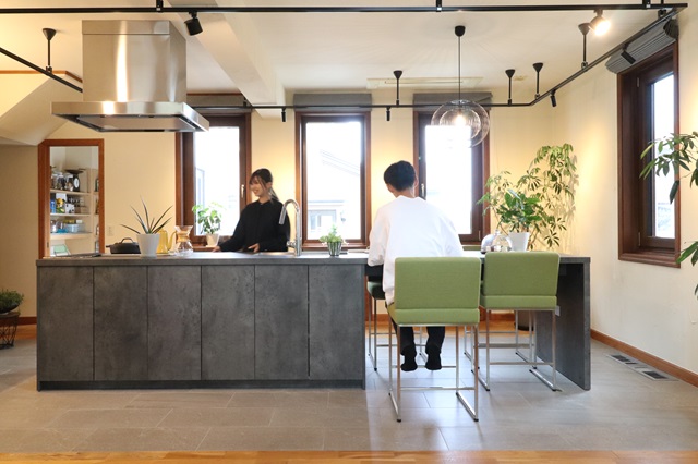 アイランド型のドラフテクトキッチン❘ 岩手県で自然素材にこだわった注文住宅を建てるなら大共ホームの画像