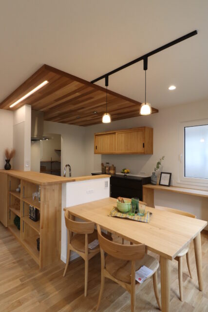 ライン照明 施工事例 板張り天井|岩手県で自然素材にこだわった注文住宅を建てるなら大共ホームの画像