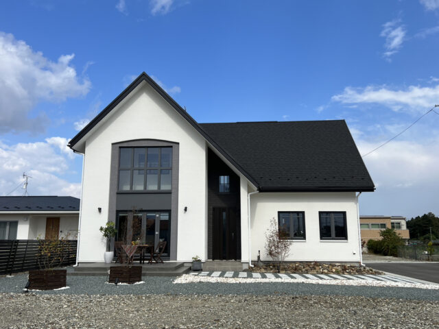 青空に映える外観|岩手県で自然素材にこだわった注文住宅を建てるなら大共ホームの画像