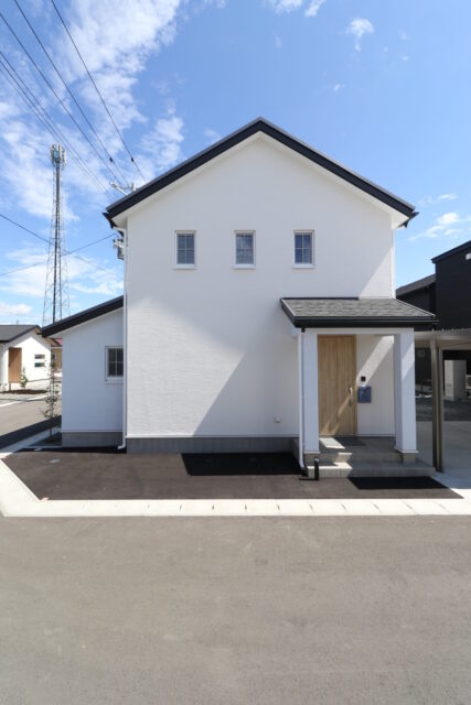 滝沢市工務店大共ホーム|白とブルーの外観の画像