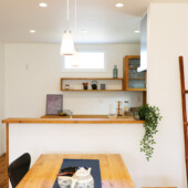 滝沢市鵜飼諸葛川│春の青空に映える無暖房の家のキッチンの画像