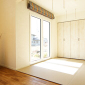 滝沢市鵜飼諸葛川│春の青空に映える無暖房の家の畳スペース