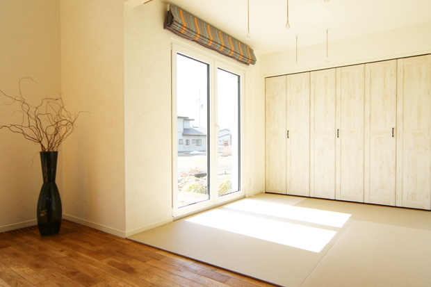 滝沢市鵜飼諸葛川│春の青空に映える無暖房の家の畳スペース