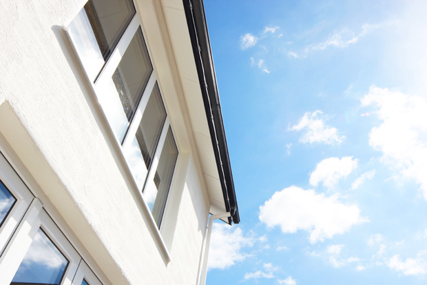 滝沢市鵜飼諸葛川│春の青空に映える無暖房の家の外観の画像