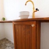 美しい木目窓の家の造作手洗いの画像