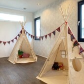 陽だまりのもとに住まう家の子ども部屋の画像