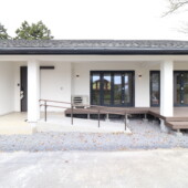 町の景観の決まりに沿いながら、叶えた美しい平屋の画像
